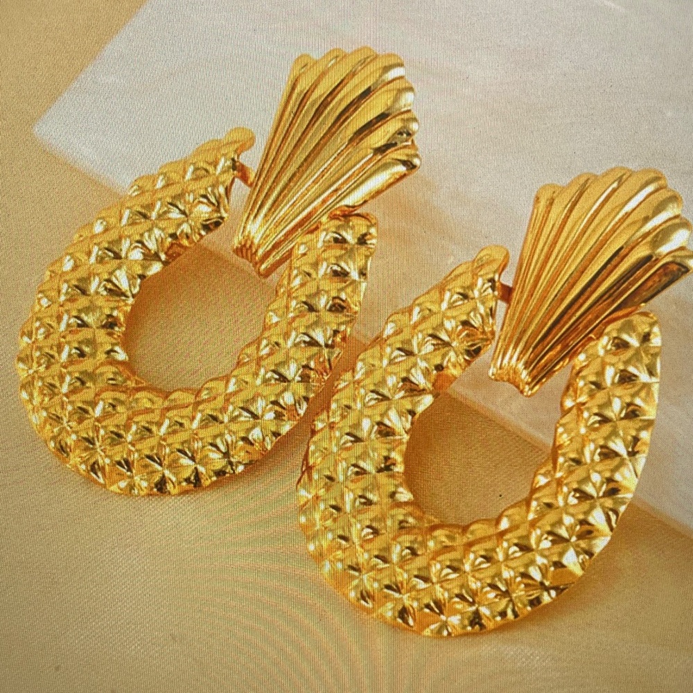 Elegant Gold Hoop Earrings